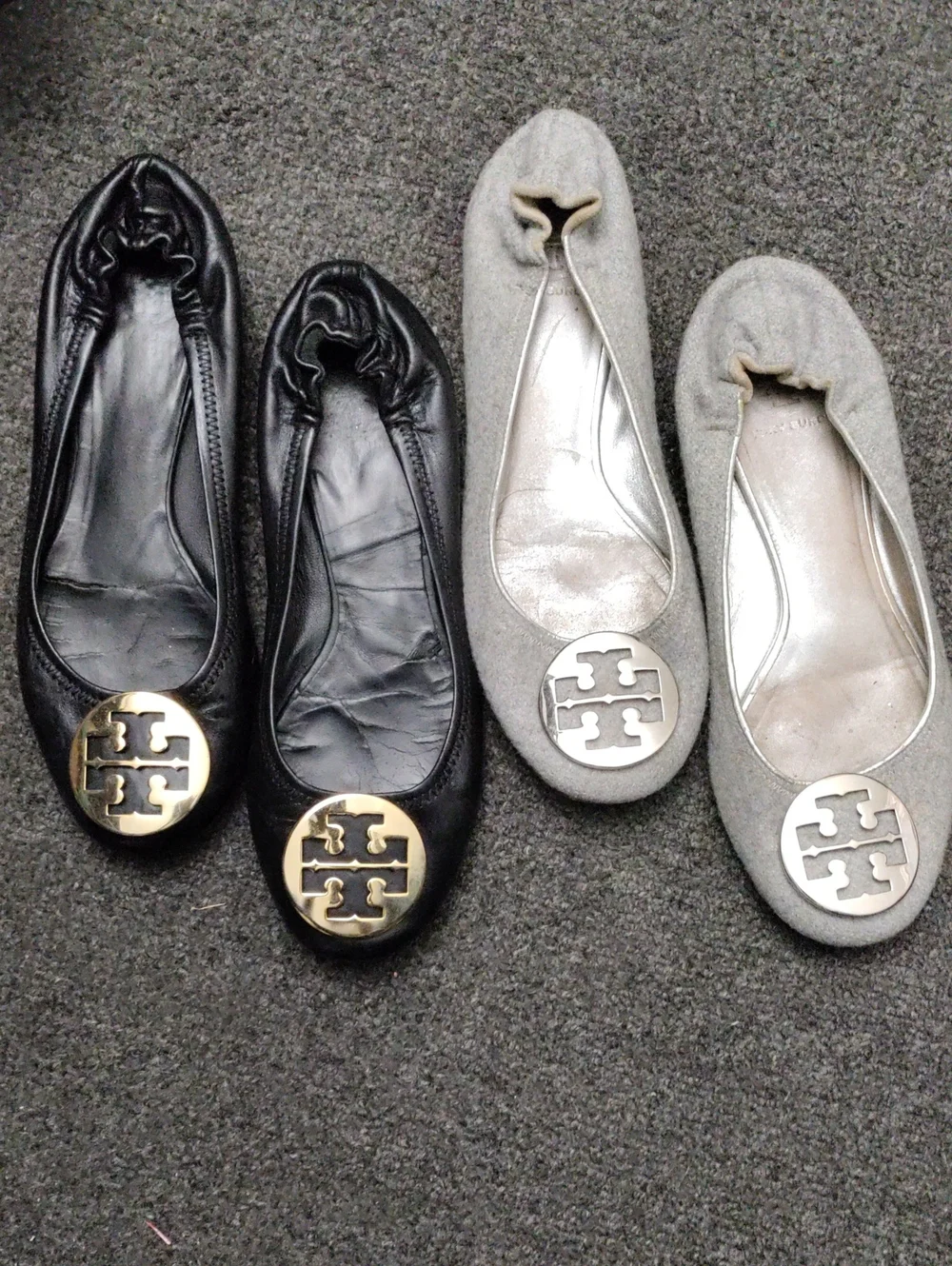 Tory Burch Logo Ballet Flats in Black Leather and Light Gray Textile